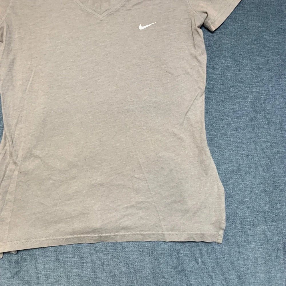 Nike T Shirt Womens Medium Gray V Neck Swoosh Logo Side Slit Performance Running